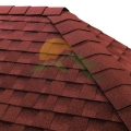 Na zdjęciu widoczny gont kalenicowy TimberTex i gonty bitumiczne Timberline HD w kolorze Patriot Red.jpg
