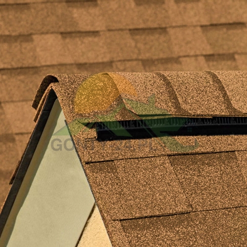 Na zdjęciu widoczny gont kalenicowy Shadow Ridge i gonty bitumiczne Landmark w kolorze Resawn Shake.jpg